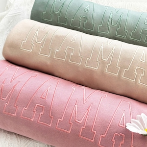 Sudadera de mamá bordada personalizada con el nombre del niño en la manga, sudadera bordada personalizada para mamá, regalo del Día de la Madre para mamá