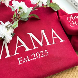Sudadera de mamá bordada personalizada con el nombre del niño en la manga, sudadera bordada personalizada para mamá, regalo del Día de la Madre para mamá