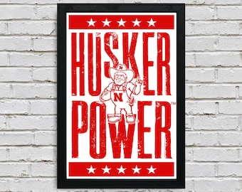 Impresión artística tipográfica de los Nebraska Huskers: Husker Power, con licencia oficial (33 x 48 cm)