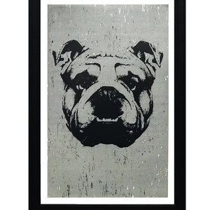 Puede incluir: Una ilustraci&oacute;n en blanco y negro de la cara de un bulldog sobre un fondo gris. La imagen est&aacute; enmarcada en un marco negro.