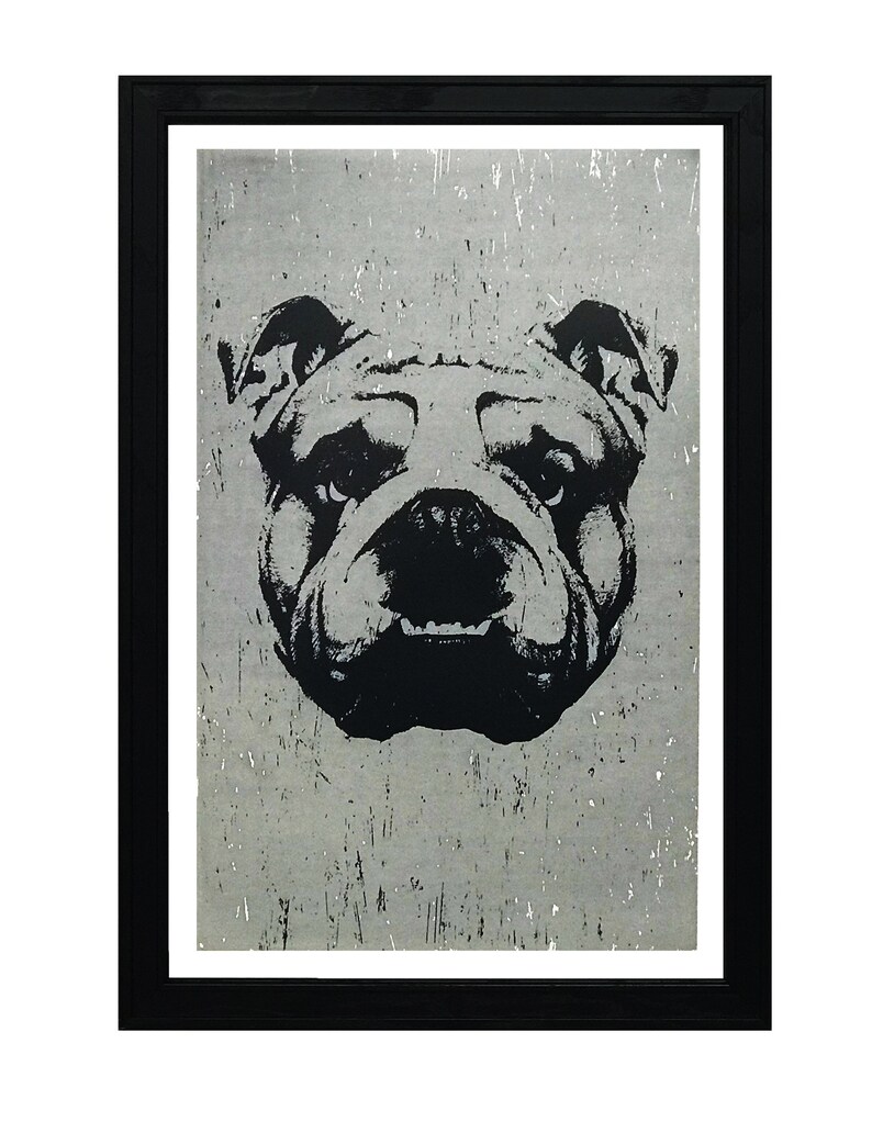 Puede incluir: Una ilustraci&oacute;n en blanco y negro de la cara de un bulldog sobre un fondo gris. La imagen est&aacute; enmarcada en un marco negro.