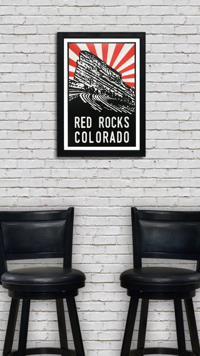 K&ouml;nnte beinhalten: Eine Schwarzwei&szlig;illustration des Red Rocks Amphitheaters in Colorado mit einem roten und wei&szlig;en Sonnenstrahl dahinter. Der Text "RED ROCKS COLORADO" befindet sich unter der Illustration.