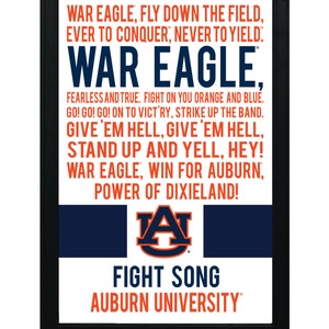 K&ouml;nnte beinhalten: Ein wei&szlig;er gerahmter Druck mit einem blauen und orangen Farbschema. Der Druck zeigt den Text "WAR EAGLE, FLY DOWN THE FIELD, EVER TO CONQUER, NEVER TO YIELD. WAR EAGLE FEARLESS AND TRUE. FIGHT ON YOU ORANGE AND BLUE. GO! GO! GO! ON TO VICT'RY, STRIKE UP THE BAND. GIVE 'EM HELL, GIVE 'EM HELL, STAND UP AND YELL, HEY! WAR EAGLE, WIN FOR AUBURN, POWER OF DIXIELAND!" und ein stilisiertes "A"-Logo. Der Text "FIGHT SONG AUBURN UNIVERSITY" befindet sich am unteren Rand des Drucks.