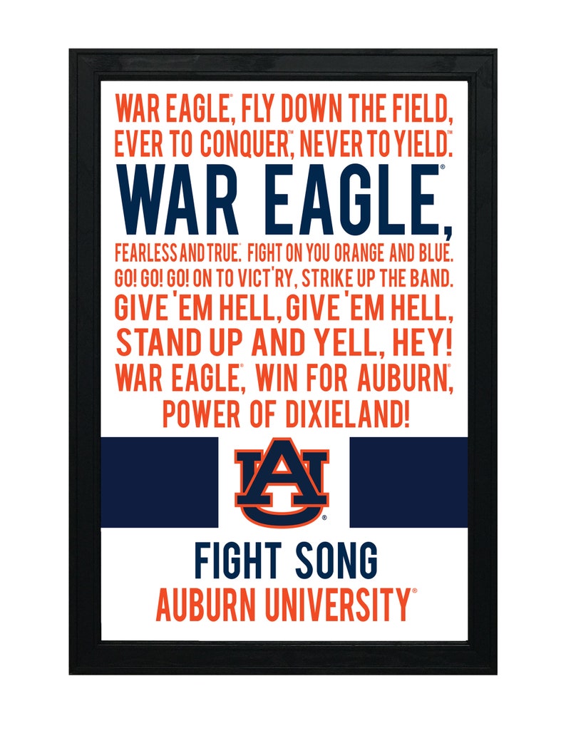 K&ouml;nnte beinhalten: Ein wei&szlig;er gerahmter Druck mit einem blauen und orangen Farbschema. Der Druck zeigt den Text "WAR EAGLE, FLY DOWN THE FIELD, EVER TO CONQUER, NEVER TO YIELD. WAR EAGLE FEARLESS AND TRUE. FIGHT ON YOU ORANGE AND BLUE. GO! GO! GO! ON TO VICT'RY, STRIKE UP THE BAND. GIVE 'EM HELL, GIVE 'EM HELL, STAND UP AND YELL, HEY! WAR EAGLE, WIN FOR AUBURN, POWER OF DIXIELAND!" und ein stilisiertes "A"-Logo. Der Text "FIGHT SONG AUBURN UNIVERSITY" befindet sich am unteren Rand des Drucks.