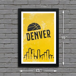 Puede incluir: Un p&oacute;ster amarillo y negro con un bal&oacute;n de baloncesto y la palabra "DENVER" impresa en &eacute;l. El p&oacute;ster mide 13 pulgadas de ancho y 19 pulgadas de alto.