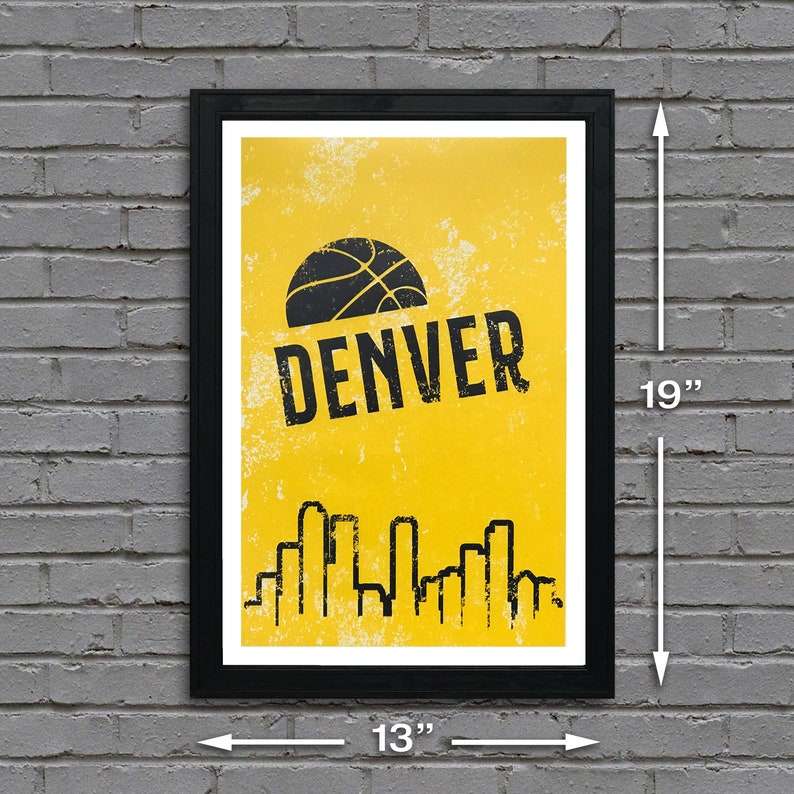 Puede incluir: Un p&oacute;ster amarillo y negro con un bal&oacute;n de baloncesto y la palabra "DENVER" impresa en &eacute;l. El p&oacute;ster mide 13 pulgadas de ancho y 19 pulgadas de alto.