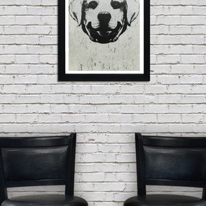Puede incluir: Una ilustraci&oacute;n en blanco y negro de la cara de un perro en un marco negro colgado en una pared de ladrillo blanco. Dos taburetes de bar negros est&aacute;n en primer plano.