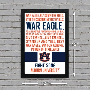 K&ouml;nnte beinhalten: Ein gerahmter Druck mit den Texten des Kampfliedes der Auburn University. Der Druck zeigt die Farben der Schule, Orange und Blau, und das Maskottchen der Schule, den War Eagle. Der Druck ist 13 Zoll breit und 19 Zoll hoch.