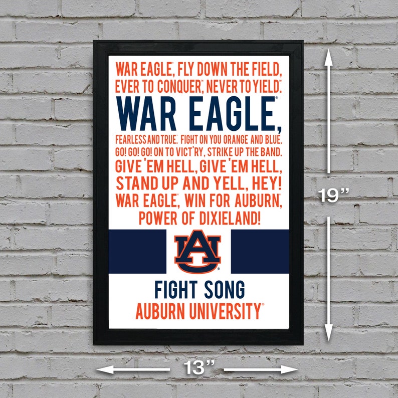 K&ouml;nnte beinhalten: Ein gerahmter Druck mit den Texten des Kampfliedes der Auburn University. Der Druck zeigt die Farben der Schule, Orange und Blau, und das Maskottchen der Schule, den War Eagle. Der Druck ist 13 Zoll breit und 19 Zoll hoch.