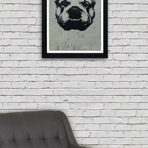 Puede incluir: Ilustraci&oacute;n en blanco y negro de la cara de un bulldog en un marco negro contra una pared de ladrillo blanco. La cara del bulldog est&aacute; centrada en el marco y tiene una expresi&oacute;n seria.