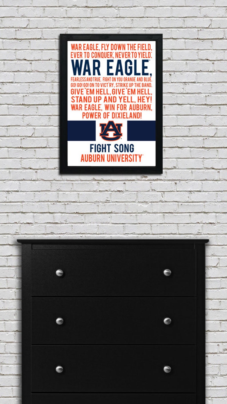 K&ouml;nnte beinhalten: Ein gerahmter Druck mit den Texten des Kampfliedes der Auburn University. Die Texte sind in schwarzer Schrift auf wei&szlig;em Hintergrund mit einem blauen und orangen Streifen unten. Das Logo der Auburn University befindet sich in der Mitte des blauen und orangen Streifens. Der Text lautet: "WAR EAGLE, FLY DOWN THE FIELD, EVER TO CONQUER, NEVER TO YIELD: WAR EAGLE. FEARLESS AND TRUE. FIGHT ON YOU ORANGE AND BLUE. GO! GO! GO! ON TO VICT'RY, STRIKE UP THE BAND. GIVE 'EM HELL, GIVE 'EM HELL, STAND UP AND YELL, HEY! WAR EAGLE, WIN FOR AUBURN, POWER OF DIXIELAND! FIGHT SONG AUBURN UNIVERSITY"