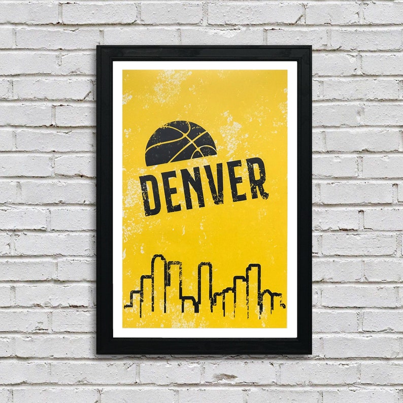 Puede incluir: Un p&oacute;ster amarillo y negro con la palabra "DENVER" en texto negro y un gr&aacute;fico de baloncesto. El p&oacute;ster tambi&eacute;n presenta una silueta de un horizonte de la ciudad.
