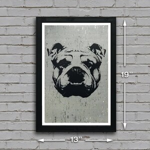 Puede incluir: Ilustraci&oacute;n en blanco y negro de la cara de un bulldog sobre un fondo gris texturizado. La imagen est&aacute; enmarcada en un marco negro y mide 33 cm de ancho por 48 cm de alto.