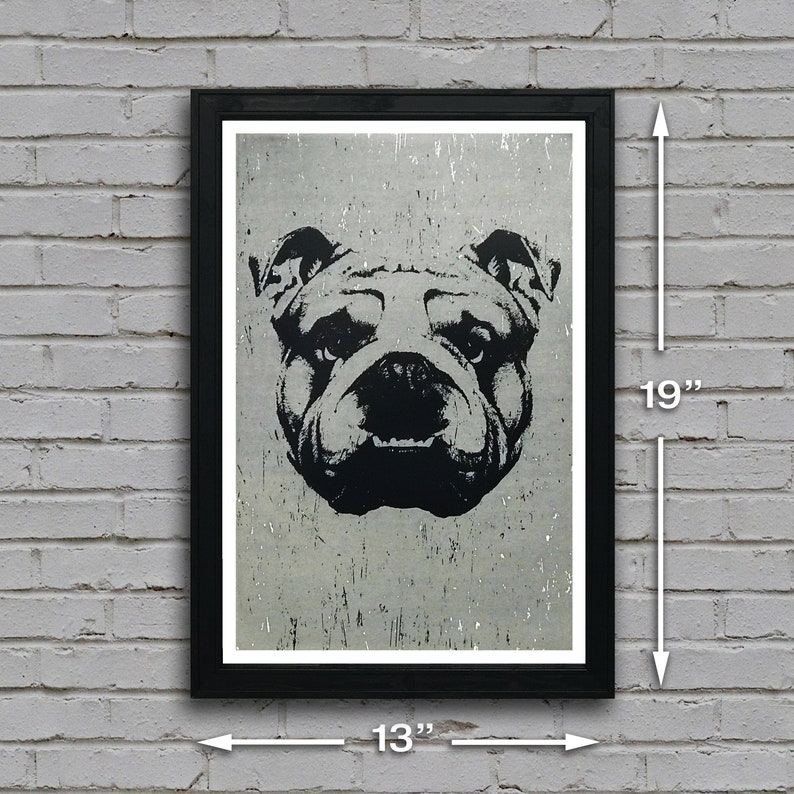 Puede incluir: Ilustraci&oacute;n en blanco y negro de la cara de un bulldog sobre un fondo gris texturizado. La imagen est&aacute; enmarcada en un marco negro y mide 33 cm de ancho por 48 cm de alto.