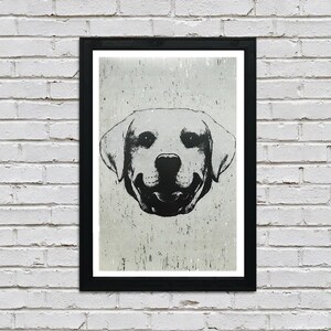 Puede incluir: Ilustraci&oacute;n en blanco y negro de la cabeza de un Labrador Retriever con una expresi&oacute;n amigable. La imagen est&aacute; impresa sobre un fondo gris claro texturizado.