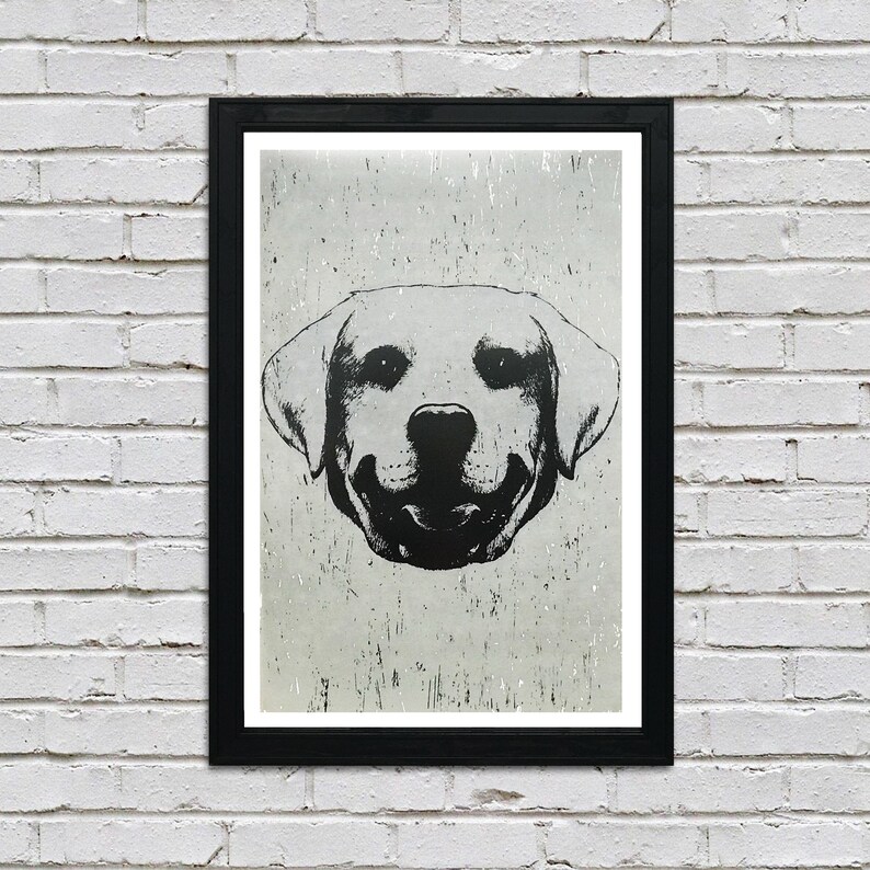 Puede incluir: Ilustraci&oacute;n en blanco y negro de la cabeza de un Labrador Retriever con una expresi&oacute;n amigable. La imagen est&aacute; impresa sobre un fondo gris claro texturizado.