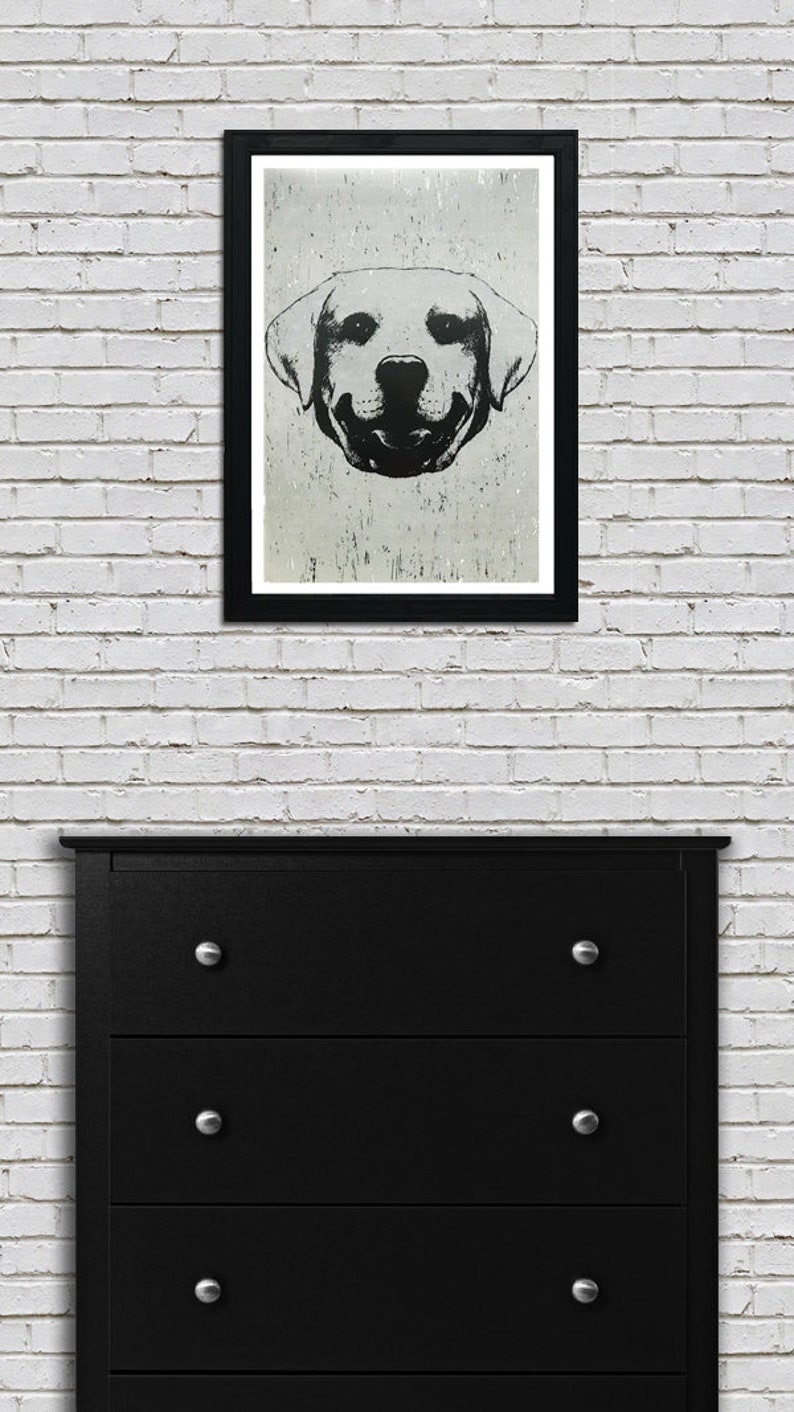 Puede incluir: Ilustraci&oacute;n en blanco y negro de la cara de un perro en un marco negro. El perro es un labrador retriever con una expresi&oacute;n feliz. La ilustraci&oacute;n est&aacute; sobre un fondo gris claro.