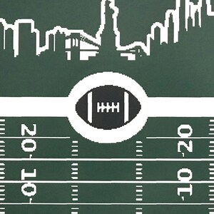 Puede incluir: Un campo de f&uacute;tbol verde y blanco con un contorno blanco de un horizonte urbano y un bal&oacute;n de f&uacute;tbol en el centro. Los n&uacute;meros 10, 20 y 10 est&aacute;n impresos en el campo.
