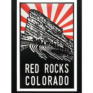 K&ouml;nnte beinhalten: Schwarz-wei&szlig;-Illustration des Red Rocks Amphitheaters in Colorado mit einem roten und wei&szlig;en Sonnenstrahl dahinter. Der Text "RED ROCKS COLORADO" befindet sich unter der Illustration.