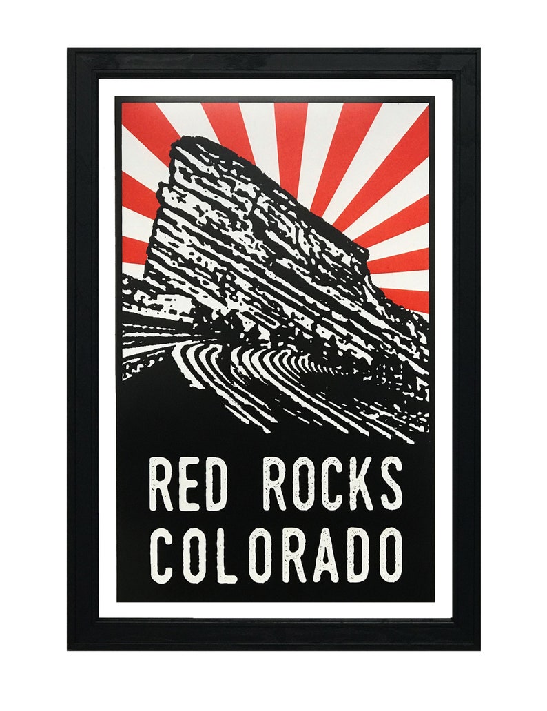 K&ouml;nnte beinhalten: Schwarz-wei&szlig;-Illustration des Red Rocks Amphitheaters in Colorado mit einem roten und wei&szlig;en Sonnenstrahl dahinter. Der Text "RED ROCKS COLORADO" befindet sich unter der Illustration.