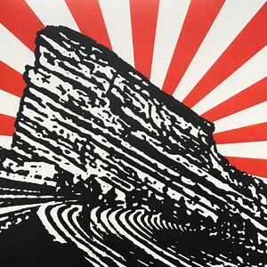 K&ouml;nnte beinhalten: Schwarz-wei&szlig;-Illustration einer geschichteten Felsformation vor einem rot-wei&szlig; gestreiften Hintergrund. Die Felsformation erinnert an einen Berg oder eine Klippe.
