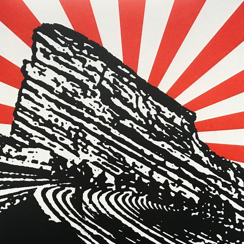 K&ouml;nnte beinhalten: Schwarz-wei&szlig;-Illustration einer geschichteten Felsformation vor einem rot-wei&szlig; gestreiften Hintergrund. Die Felsformation erinnert an einen Berg oder eine Klippe.