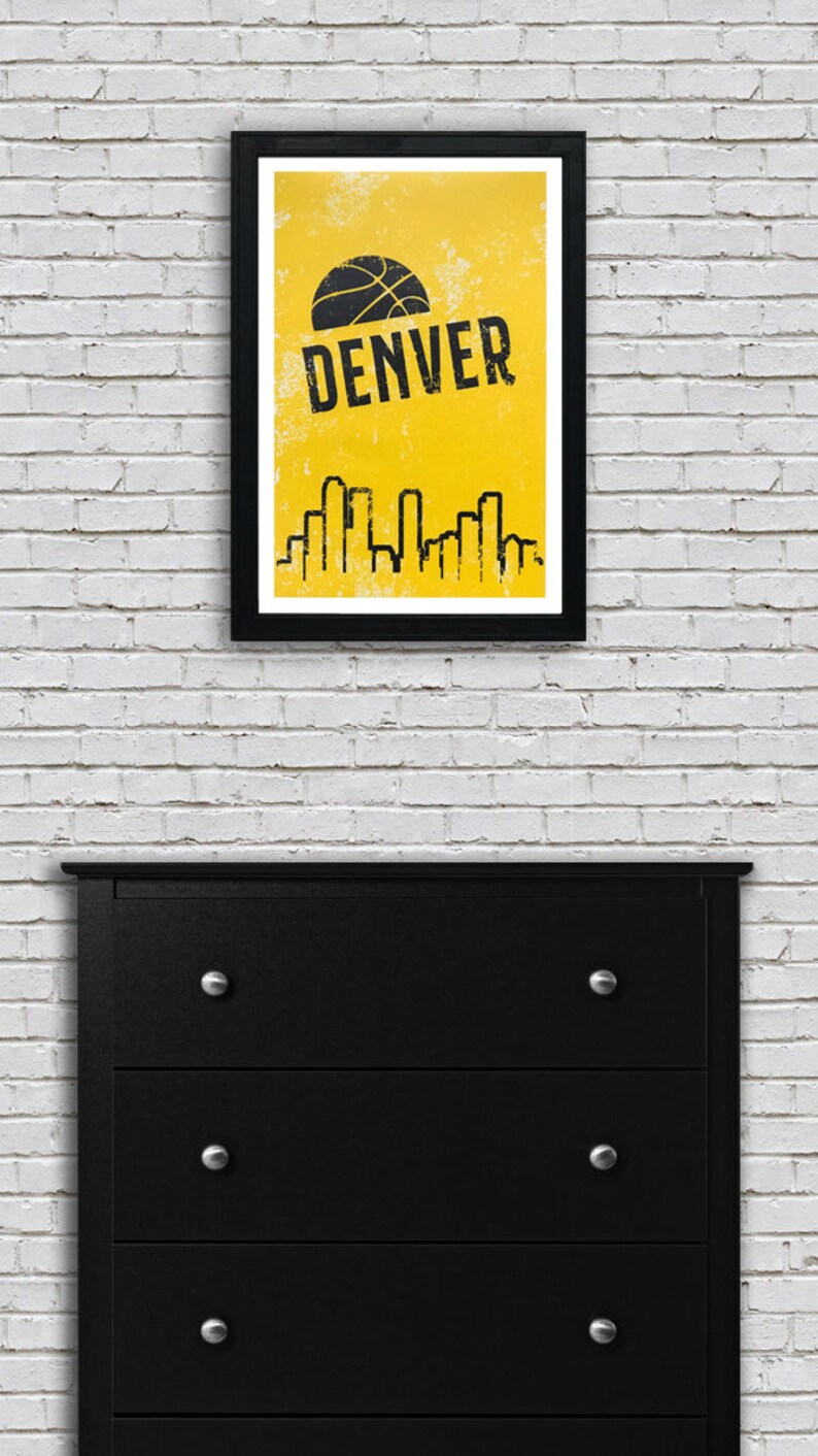 Puede incluir: Un p&oacute;ster amarillo y negro con una pelota de baloncesto y la palabra "DENVER" en texto negro. El p&oacute;ster tambi&eacute;n presenta una silueta negra del horizonte de Denver.
