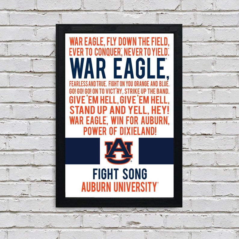 K&ouml;nnte beinhalten: Ein gerahmter Druck des Kampfliedtextes der Auburn University. Der Text ist in wei&szlig;er Schrift auf blauem Hintergrund. Das Logo der Auburn University befindet sich in der Mitte des Drucks. Der Text lautet: "War Eagle, Fly Down the Field, Ever to Conquer, Never to Yield. War Eagle, Fearless and True. Fight on You Orange and Blue. Go! Go! Go! On to Victory, Strike Up the Band. Give 'Em Hell, Give 'Em Hell, Stand Up and Yell, Hey! War Eagle, Win for Auburn, Power of Dixieland! Fight Song Auburn University"