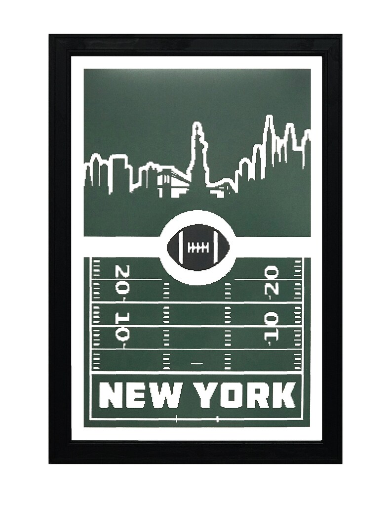 Puede incluir: Una impresi&oacute;n enmarcada con un fondo verde que presenta una silueta blanca del horizonte de la ciudad de Nueva York, un bal&oacute;n de f&uacute;tbol y un campo de f&uacute;tbol con l&iacute;neas de yarda. El texto "NEW YORK" est&aacute; impreso en blanco en la parte inferior de la impresi&oacute;n.