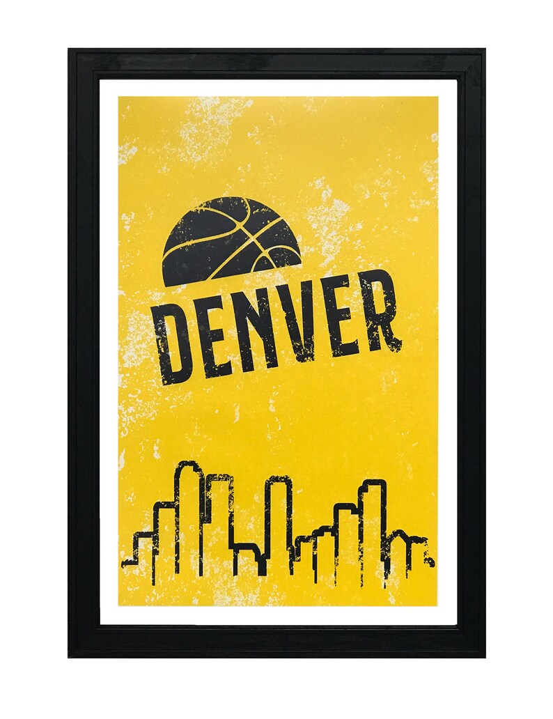 Puede incluir: Un p&oacute;ster amarillo con una pelota de baloncesto negra y la palabra "DENVER" en texto negro. El p&oacute;ster tambi&eacute;n presenta una silueta negra del horizonte de Denver.