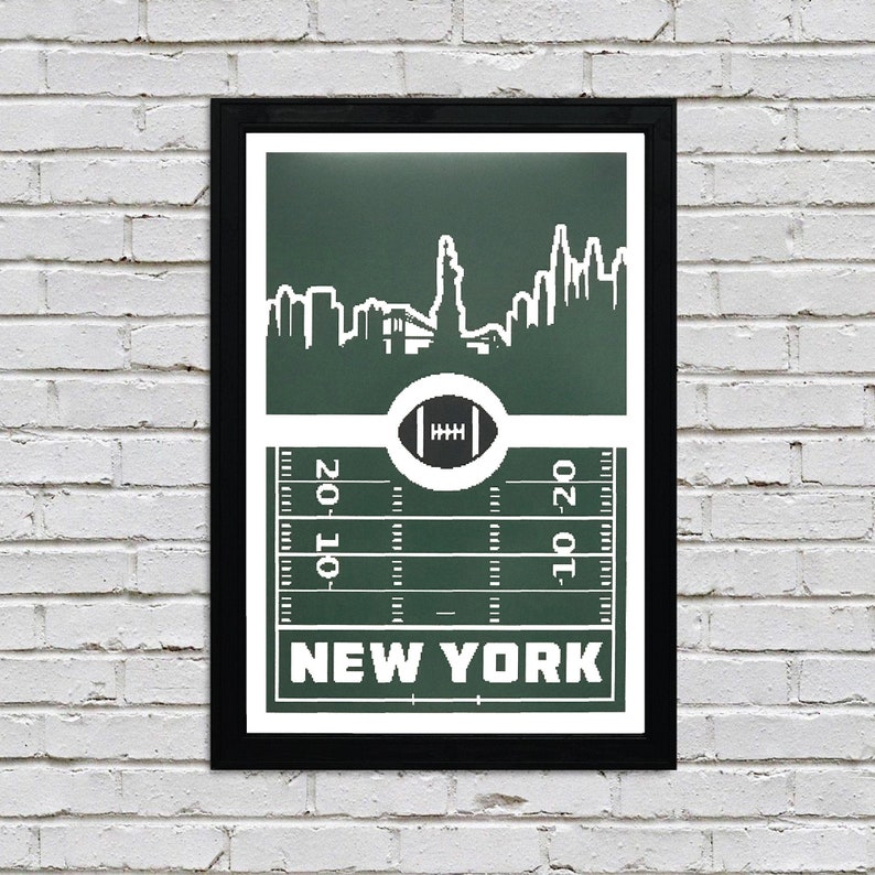Puede incluir: Una impresi&oacute;n de campo de f&uacute;tbol verde y blanco con una silueta blanca del horizonte de la ciudad de Nueva York y el texto "NEW YORK".