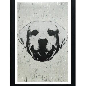 Puede incluir: Ilustraci&oacute;n en blanco y negro de la cabeza de un perro sobre un fondo gris texturizado.