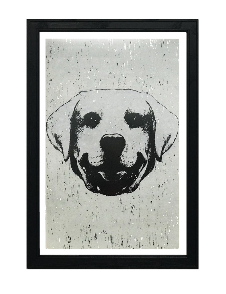 Puede incluir: Ilustraci&oacute;n en blanco y negro de la cabeza de un perro sobre un fondo gris texturizado.
