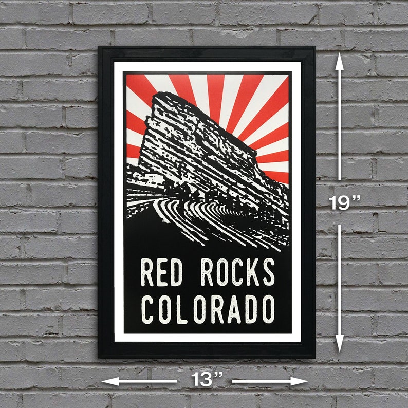 K&ouml;nnte beinhalten: Ein schwarz-wei&szlig;es Poster mit einem roten und wei&szlig;en Sonnenstrahlen-Design. Das Poster zeigt eine Schwarz-Wei&szlig;-Illustration des Red Rocks Amphitheaters in Colorado. Der Text "RED ROCKS COLORADO" ist in Wei&szlig; auf schwarzem Hintergrund gedruckt.