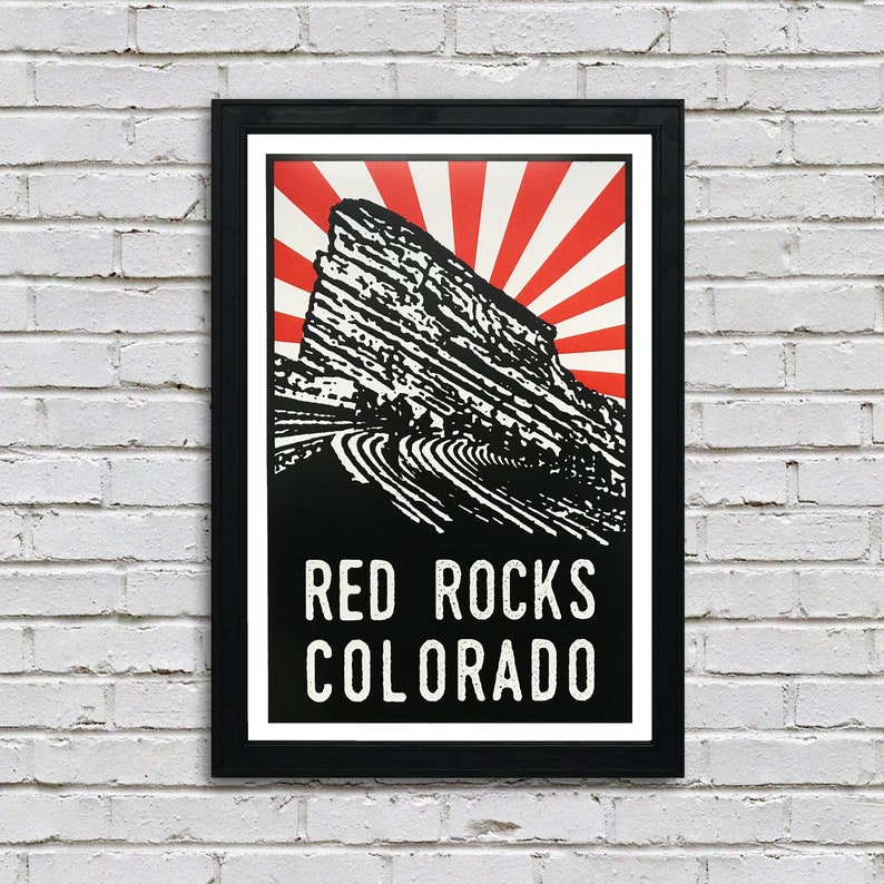 K&ouml;nnte beinhalten: Eine Schwarzwei&szlig;illustration des Red Rocks Amphitheaters in Colorado mit einem roten und wei&szlig;en Sonnenstrahlen-Design dahinter. Der Text "Red Rocks Colorado" ist unter der Illustration gedruckt.