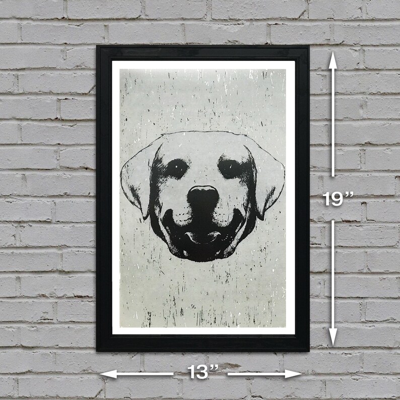 Puede incluir: Ilustraci&oacute;n en blanco y negro de la cabeza de un perro Labrador Retriever en un marco negro de 33 cm x 48 cm.
