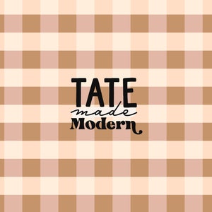 Peut inclure: Un fond à carreaux brun et blanc avec le texte "TATE made Modern" en noir.