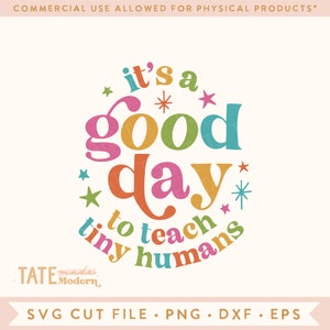Könnte beinhalten: Ein farbenfrohes Grafikdesign mit dem Text "it's a good day to teach tiny humans" in einem Kreis mit Sternen. Der Text ist in einem Retro-Schriftart-Stil.