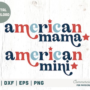 Könnte beinhalten: Digitaler Download von zwei SVG-Dateien mit dem Text "american mama" und "american mini" in Rot, Blau und Weiß mit Sternen. Der Text ist in einem Retro-Schriftart-Stil.