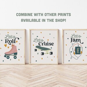 Puede incluir: Tres impresiones de arte de pared imprimibles con un tema retro. La primera impresi&oacute;n presenta un pat&iacute;n de ruedas rosa con el texto "Let's Roll". La segunda impresi&oacute;n presenta una patineta con el texto "Let's Cruise". La tercera impresi&oacute;n presenta una cinta de casete con auriculares y el texto "Let's Jam".