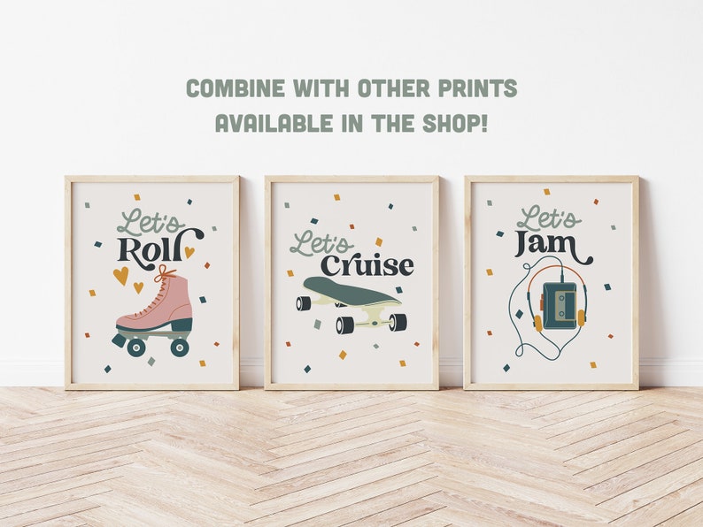 Puede incluir: Tres impresiones de arte de pared imprimibles con un tema retro. La primera impresi&oacute;n presenta un pat&iacute;n de ruedas rosa con el texto "Let's Roll". La segunda impresi&oacute;n presenta una patineta con el texto "Let's Cruise". La tercera impresi&oacute;n presenta una cinta de casete con auriculares y el texto "Let's Jam".