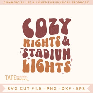 Puede incluir: Un diseño digital con el texto "Cozy Nights & Stadium Lights" en una fuente retro de los años 70. El texto está en tonos marrones y naranjas.