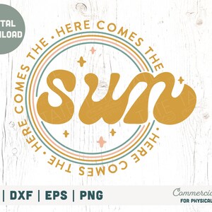 Pu&ograve; includere: Un download digitale di un design grafico con un sole giallo con il testo "Here comes the sun" in un cerchio con strisce rosa, blu e verdi.
