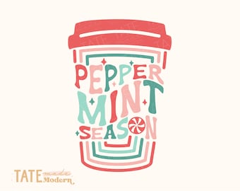 Puede incluir: Una taza de café roja y verde con el texto "Peppermint Season" en una fuente estilizada. El texto está superpuesto en un círculo alrededor de la taza.