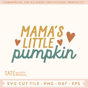 Könnte beinhalten: Ein digitales Design mit dem Text "Mama's Little Pumpkin" in einem Farbschema aus Türkis, Gelb und Orange mit drei orangefarbenen Herzen.