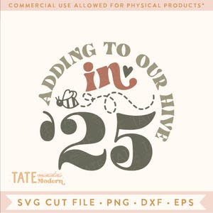 Ajouté à notre ruche en 25 fichier de coupe SVG, faire-part de bébé rétro SVG, faire-part de grossesse bohème 2025 PNG - usage commercial, fichier numérique
