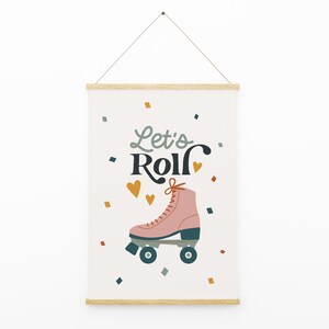 Puede incluir: Un p&oacute;ster blanco con un pat&iacute;n rosa con ruedas negras y un patr&oacute;n de confeti azul y verde. El p&oacute;ster tiene el texto "Let's Roll" en letras negras y grises.