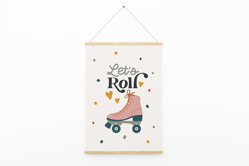 Puede incluir: Un p&oacute;ster blanco con un pat&iacute;n rosa con ruedas negras y un patr&oacute;n de confeti azul y verde. El p&oacute;ster tiene el texto "Let's Roll" en letras negras y grises.