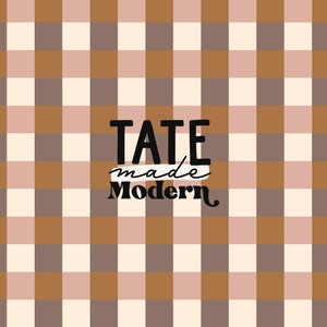 Peut inclure: Un fond à carreaux brun et blanc avec le texte "TATE made Modern" en noir.