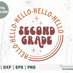 Puede incluir: Una descarga digital de un diseño gráfico con el texto "Hello-Hello-Hello Second Grade" en un estilo retro con un esquema de color marrón y naranja. El diseño incluye estrellas y un arcoíris.